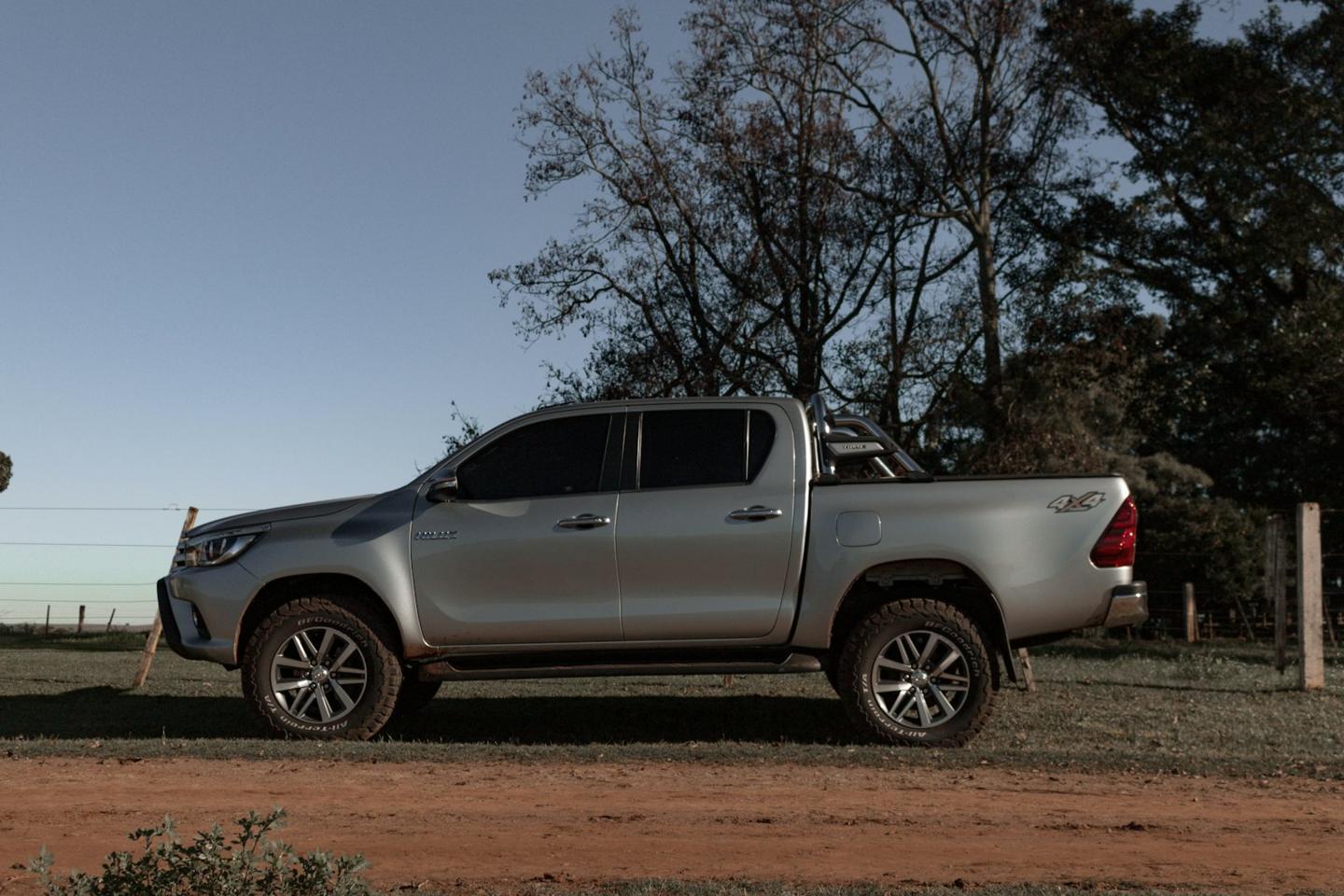 Toyota Hilux SRX 2.8 4x4 Diesel Aut. Prata